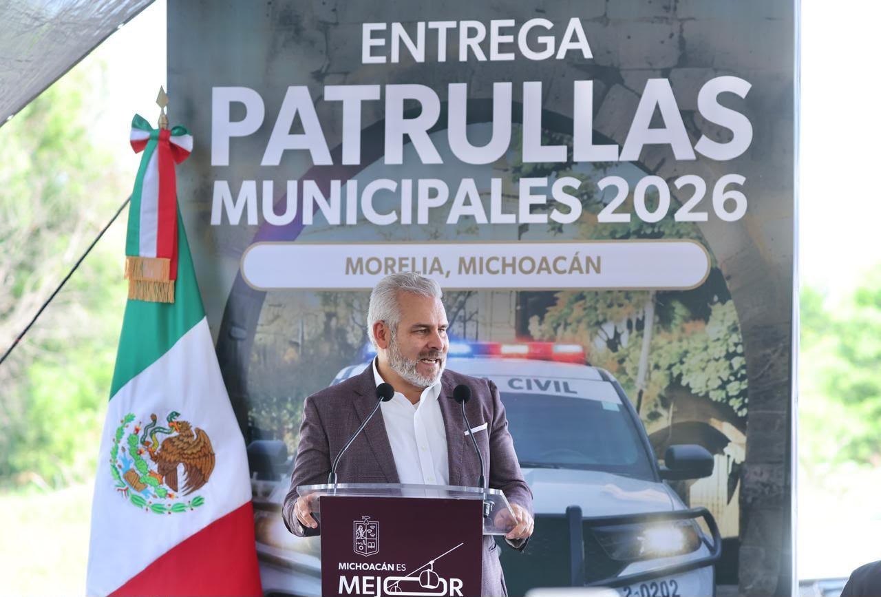 El gobernador Alfredo Ramírez Bedolla entrega patrullas Ford Police Interceptor a autoridades municipales de Michoacán en un acto oficial en Morelia