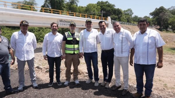 Gobernador Alfredo Ramírez Bedolla corta cinta inaugural del nuevo puente vehicular en Cruz de Campos, Aquila, Michoacán