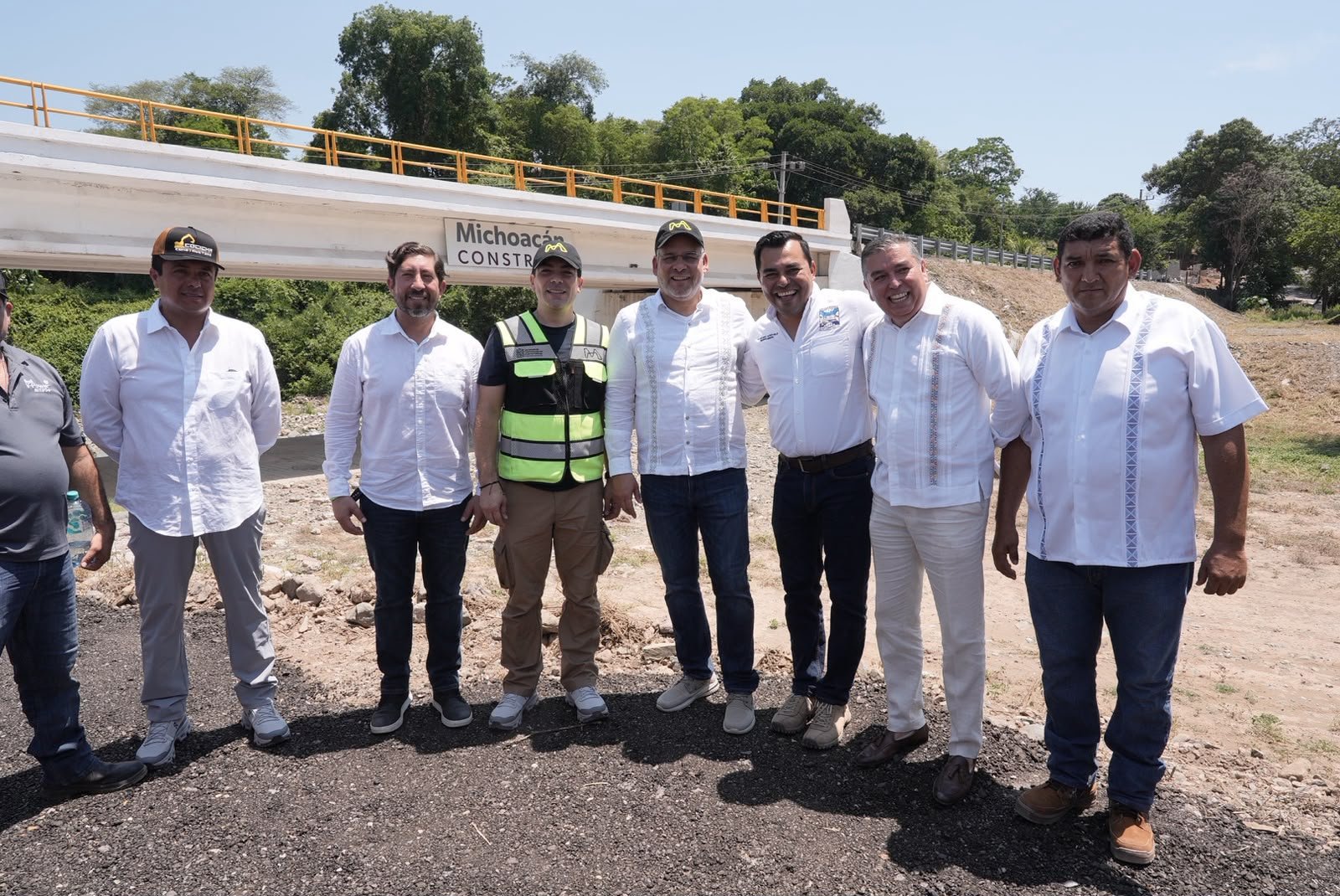 Gobernador Alfredo Ramírez Bedolla corta cinta inaugural del nuevo puente vehicular en Cruz de Campos, Aquila, Michoacán