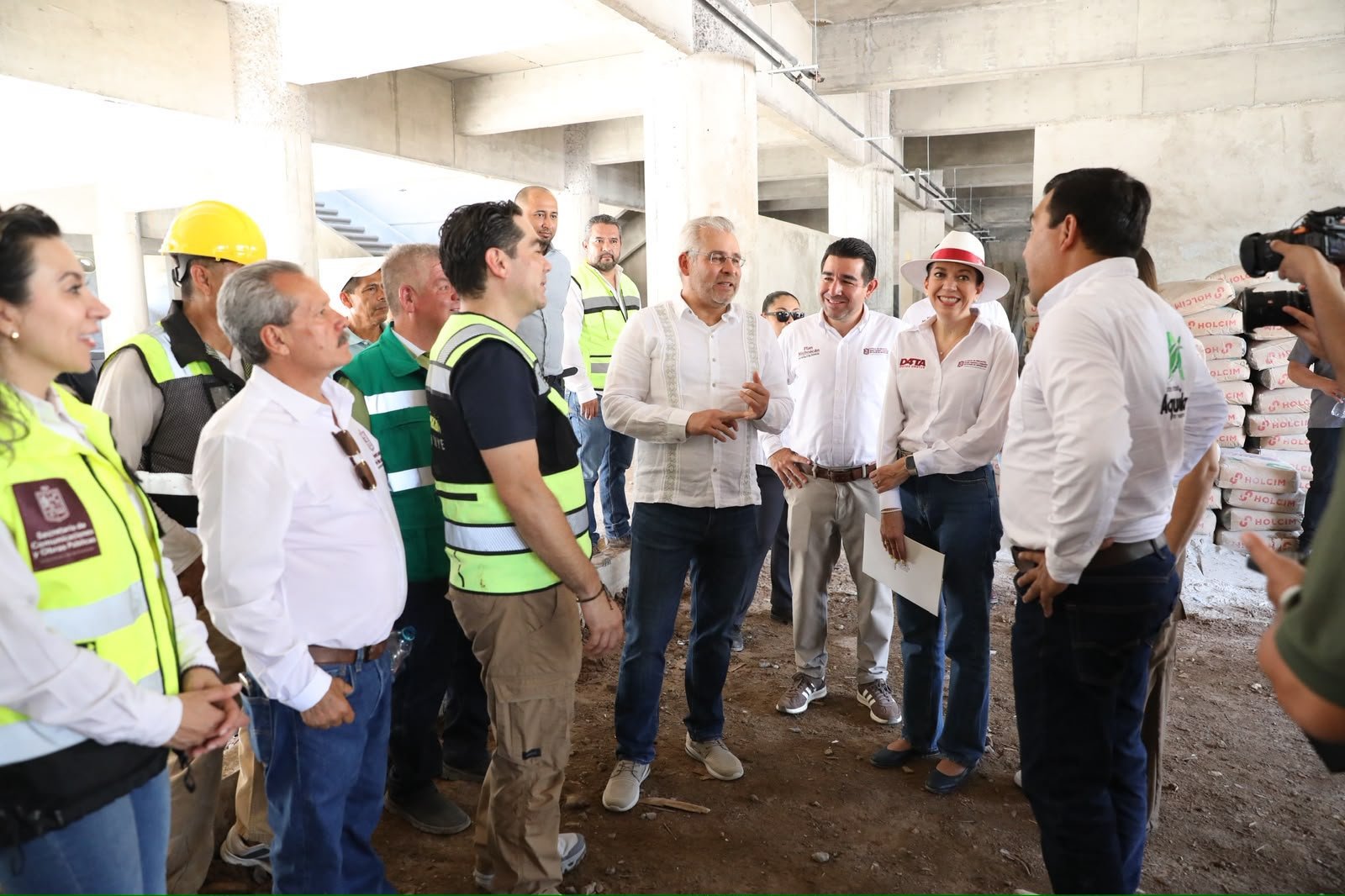 Gobernador Alfredo Ramírez Bedolla inspeccionando obras en construcción de la Universidad Intercultural, Tecnológica y Politécnica de Aquila