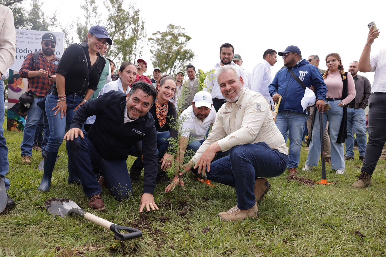 Voluntarios plantando árboles en el fraccionamiento Villas del Pedregal, como parte de la reforestación de la ruta del Morebús