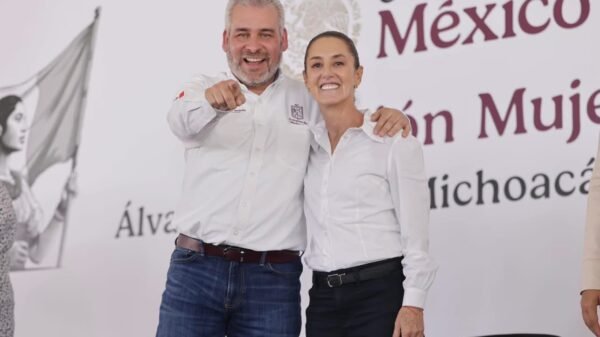 Ilustración simbólica de un consultorio médico moderno con personal de salud y familias michoacanas, representando los 705 nuevos espacios de atención primaria