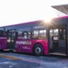 Autobús moderno del Morebús con diseño accesible, logotipo visible, frente a estación iluminada y rampa en Morelia