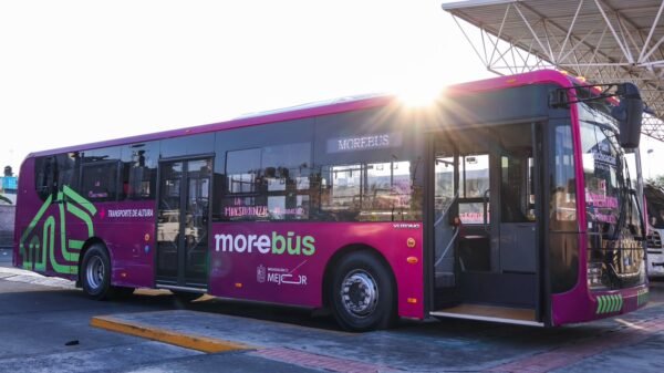 Autobús moderno del Morebús con diseño accesible, logotipo visible, frente a estación iluminada y rampa en Morelia