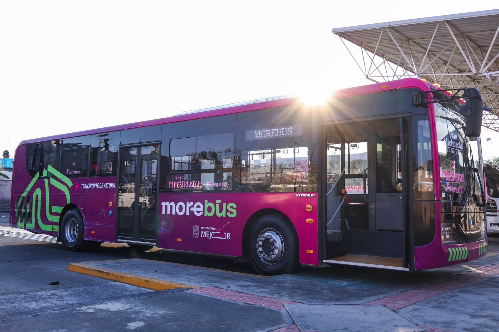 Autobús moderno del Morebús con diseño accesible, logotipo visible, frente a estación iluminada y rampa en Morelia