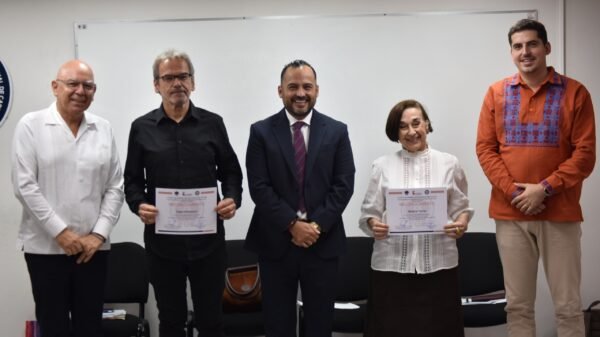 Evento formativo de la Fiscalía General de Michoacán en Morelia: panelistas y servidoras públicas en sesión presencial y virtual sobre humanismo y justicia