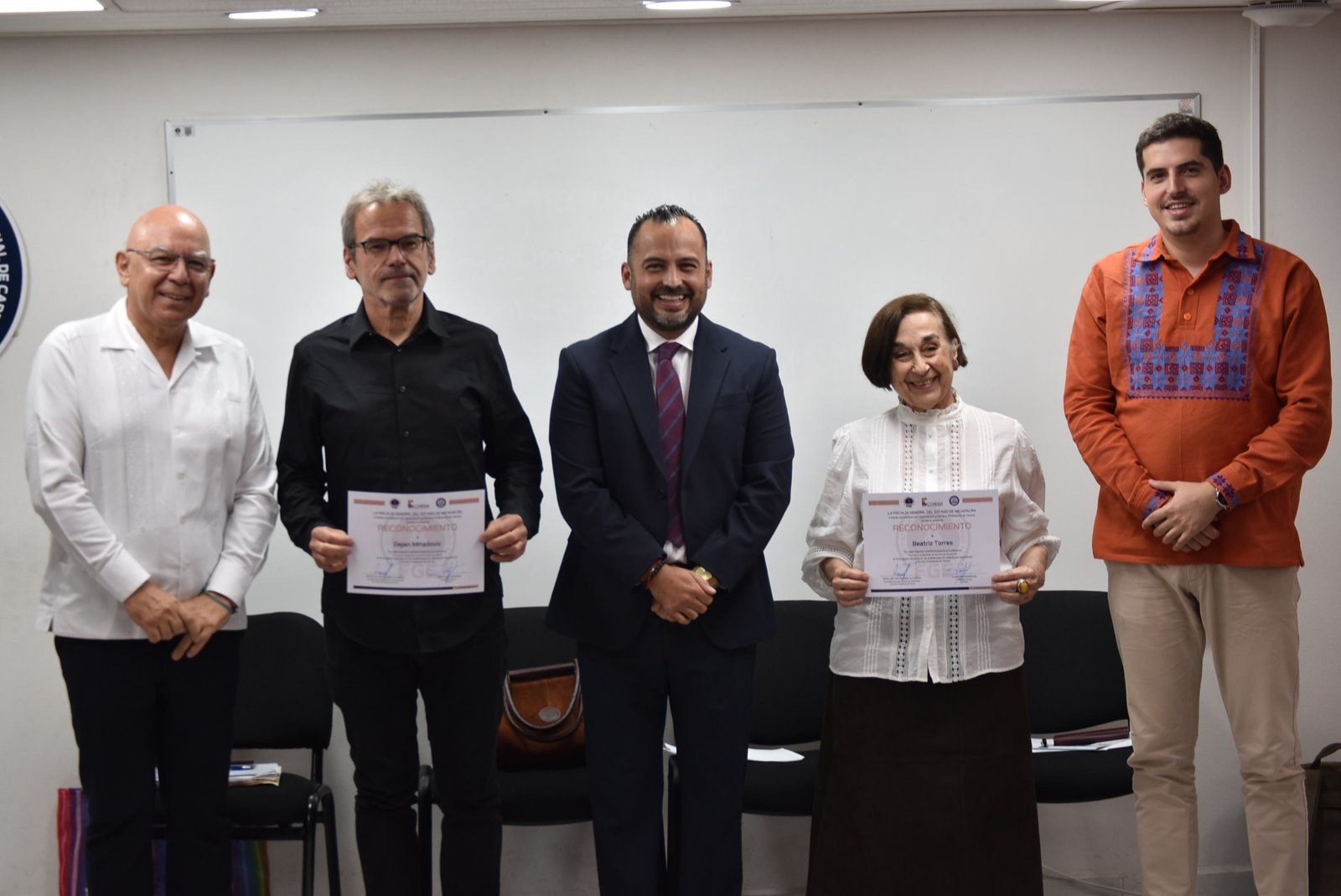 Evento formativo de la Fiscalía General de Michoacán en Morelia: panelistas y servidoras públicas en sesión presencial y virtual sobre humanismo y justicia