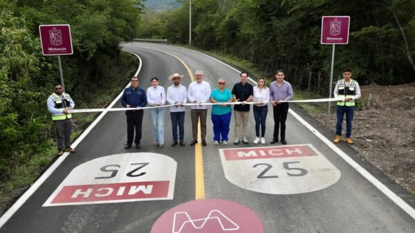 Gobernador Alfredo Ramírez Bedolla corta cinta inaugural junto a autoridades y comunidad en tramo rehabilitado de la carretera Tiripetío-Carácuaro-Eréndira, Michoacán