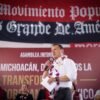 Carlos Torres Piña en diálogo con ciudadanos michoacanos durante un recorrido en un municipio rural del estado