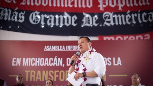 Carlos Torres Piña en diálogo con ciudadanos michoacanos durante un recorrido en un municipio rural del estado