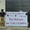 Operativo policial en inmueble rural de Tinaja de Vargas, Tanhuato, con presencia de elementos de SSP, FGE y GN; se observan armas decomisadas y vehículos asegurados.