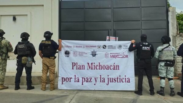 Operativo policial en inmueble rural de Tinaja de Vargas, Tanhuato, con presencia de elementos de SSP, FGE y GN; se observan armas decomisadas y vehículos asegurados.