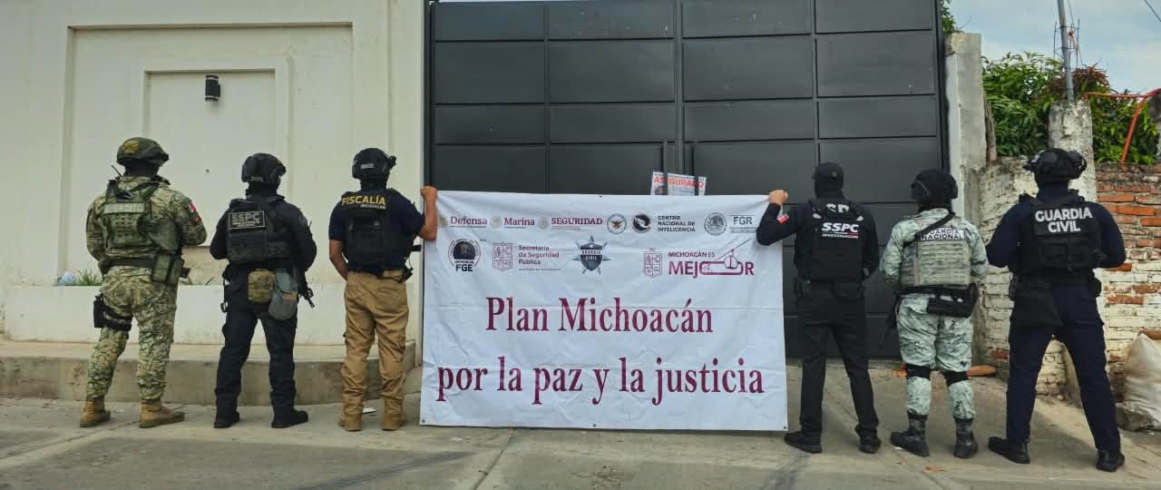 Operativo policial en inmueble rural de Tinaja de Vargas, Tanhuato, con presencia de elementos de SSP, FGE y GN; se observan armas decomisadas y vehículos asegurados.