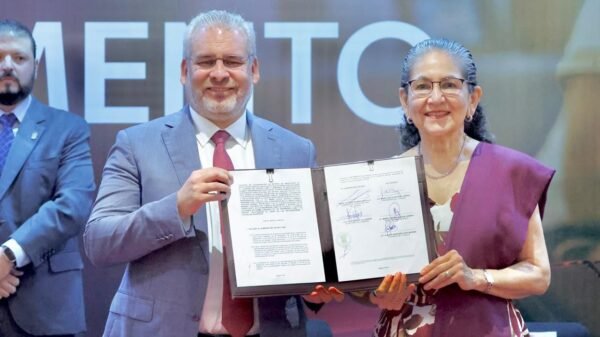 Gobernador Alfredo Ramírez Bedolla firmando un convenio institucional relacionado con el Mes del Testamento en Michoacán