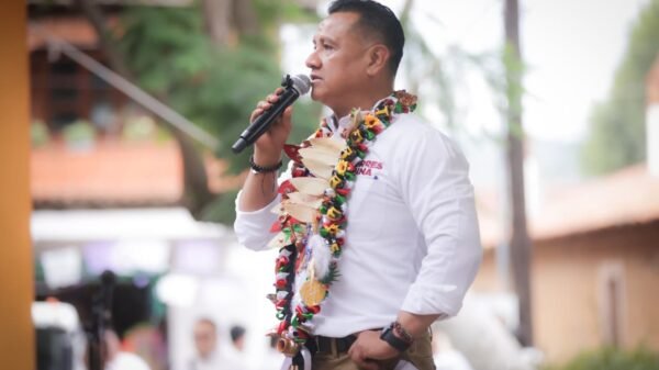 Carlos Torres Piña hablando en un evento público en Morelia, Michoacán, el 27 de agosto de 2026, abordando la iniciativa de nacionalidad exclusiva para cargos de gobierno