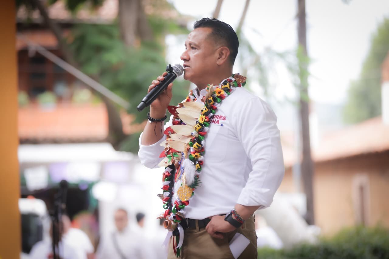 Carlos Torres Piña hablando en un evento público en Morelia, Michoacán, el 27 de agosto de 2026, abordando la iniciativa de nacionalidad exclusiva para cargos de gobierno