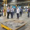 Gobernador Alfredo Ramírez Bedolla en recorrido por instalaciones de Fundidora Morelia, observando hornos y equipo de fundición metálica