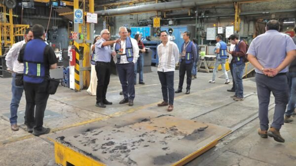 Gobernador Alfredo Ramírez Bedolla en recorrido por instalaciones de Fundidora Morelia, observando hornos y equipo de fundición metálica