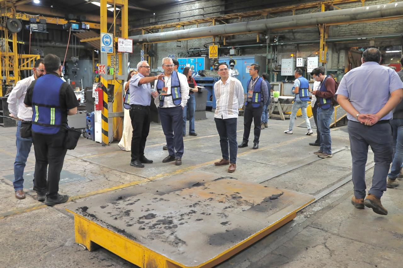 Gobernador Alfredo Ramírez Bedolla en recorrido por instalaciones de Fundidora Morelia, observando hornos y equipo de fundición metálica