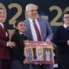 Gobernador Alfredo Ramírez Bedolla preside evento de inicio del ciclo escolar 2026-2027 en una escuela de Michoacán, rodeado de estudiantes y docentes