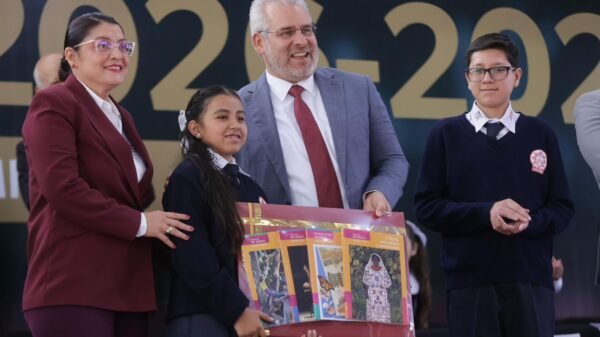 Gobernador Alfredo Ramírez Bedolla preside evento de inicio del ciclo escolar 2026-2027 en una escuela de Michoacán, rodeado de estudiantes y docentes