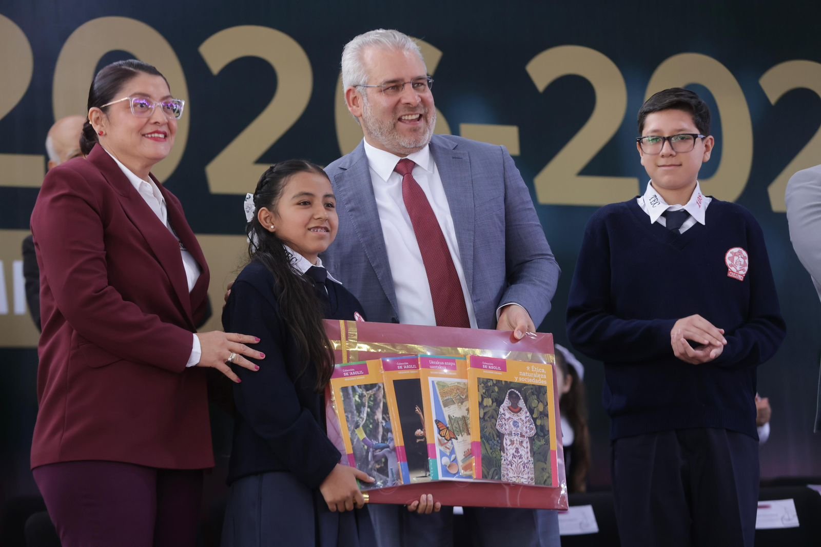 Gobernador Alfredo Ramírez Bedolla preside evento de inicio del ciclo escolar 2026-2027 en una escuela de Michoacán, rodeado de estudiantes y docentes