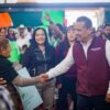 Fotografía de Carlos Torres Piña en un municipio rural de Michoacán, dialogando con habitantes locales en una plaza comunitaria