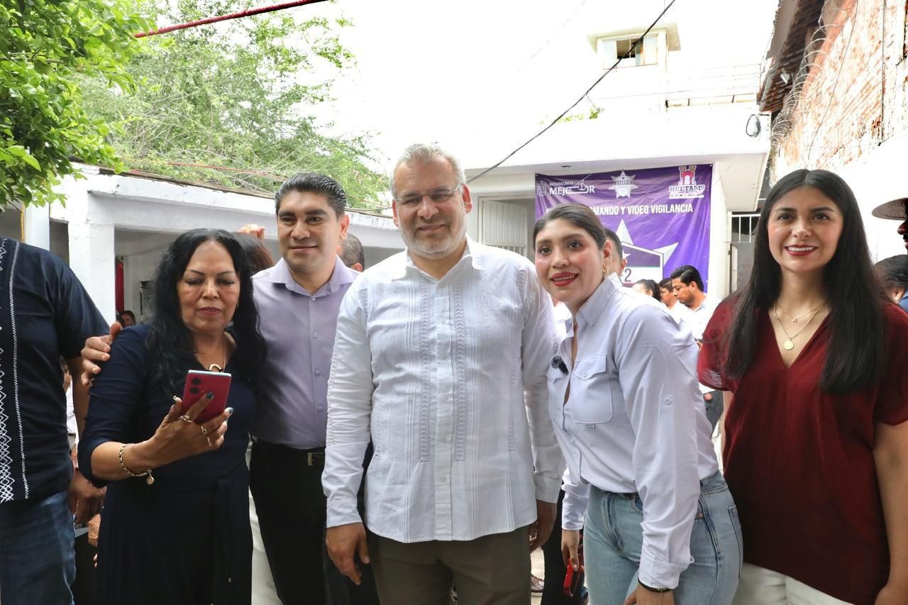 El gobernador Alfredo Ramírez Bedolla corta la cinta inaugural junto a autoridades y mujeres beneficiarias frente a los nuevos Centros Libre en Huetamo o Carácuaro.