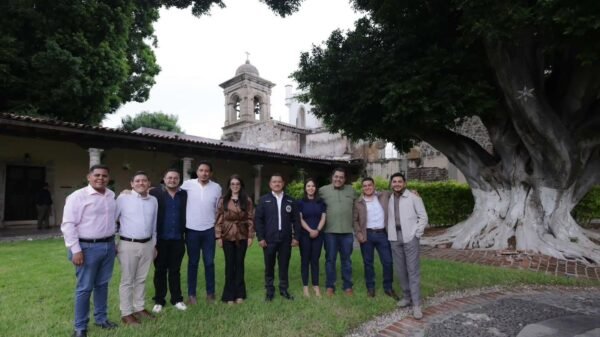 Carlos Torres Piña en reunión con representantes del PVEM en Michoacán, el 18 de agosto, dialogando con Ernesto Núñez y Arturo Escobar