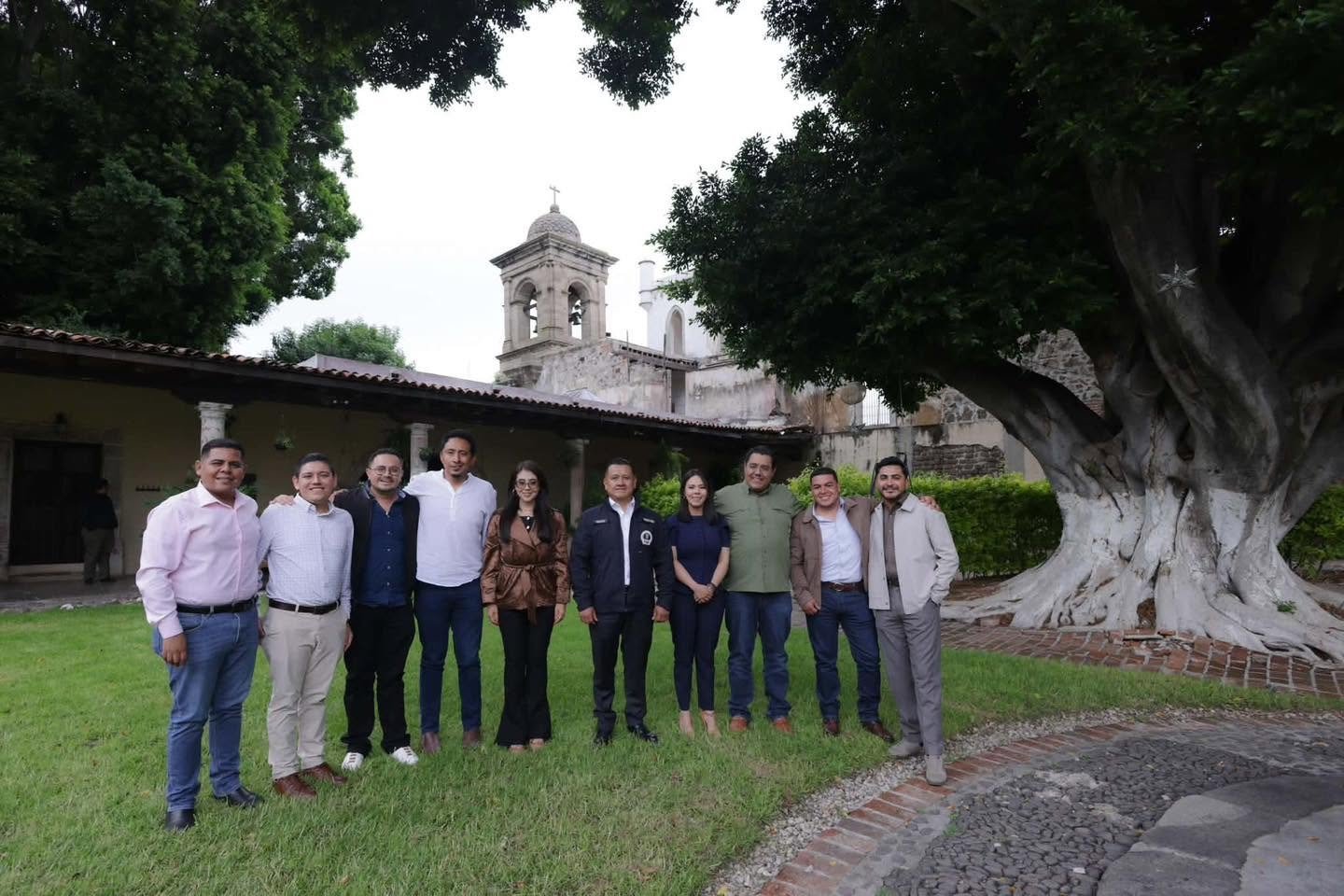 Carlos Torres Piña en reunión con representantes del PVEM en Michoacán, el 18 de agosto, dialogando con Ernesto Núñez y Arturo Escobar