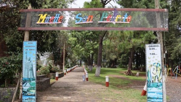 Dos lanchas eléctricas amarradas en el Muelle de San Pedrito, Pátzcuaro, con infraestructura renovada y personal comunitario en el entorno del lago.