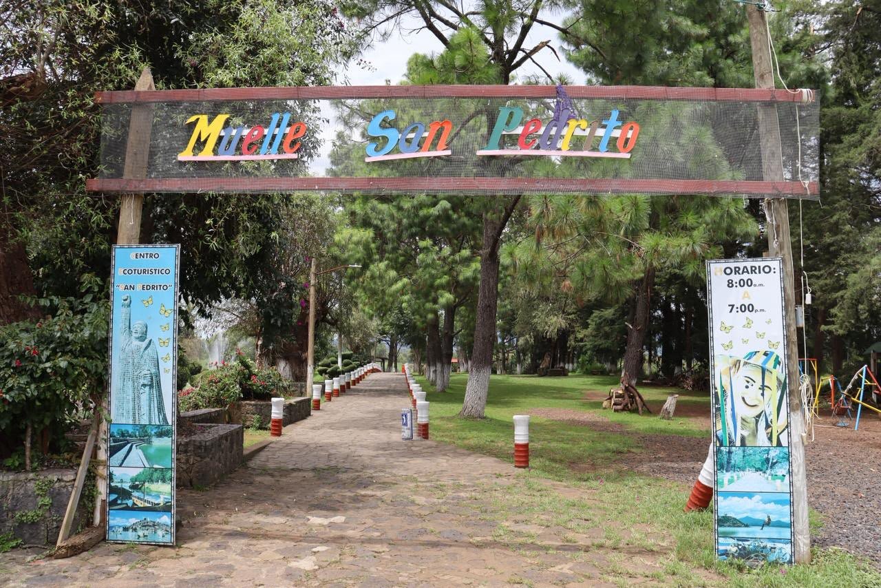 Dos lanchas eléctricas amarradas en el Muelle de San Pedrito, Pátzcuaro, con infraestructura renovada y personal comunitario en el entorno del lago.