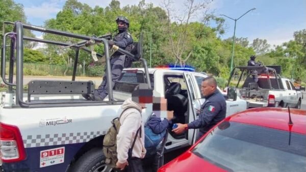 Agentes de la Guardia Civil en acción en Morelia durante operativo contra secuestros virtuales, con vehículo oficial y equipo táctico visible
