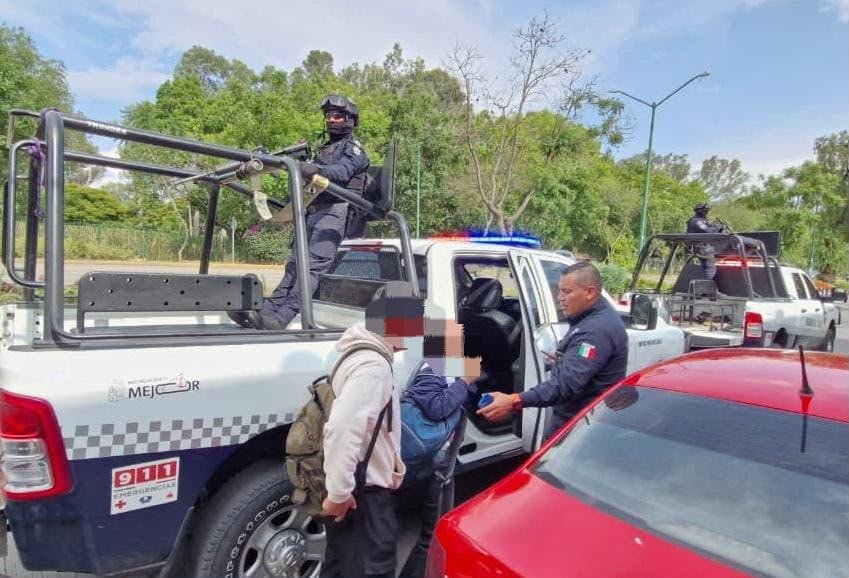 Agentes de la Guardia Civil en acción en Morelia durante operativo contra secuestros virtuales, con vehículo oficial y equipo táctico visible