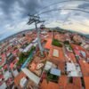 Fachada renovada del Centro Artesanal y Cultural 'Plaza de la Ranita' en Uruapan, con murales coloridos y áreas verdes visibles