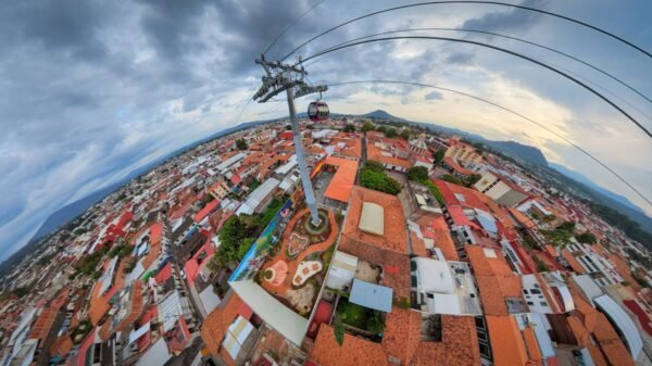 Fachada renovada del Centro Artesanal y Cultural 'Plaza de la Ranita' en Uruapan, con murales coloridos y áreas verdes visibles