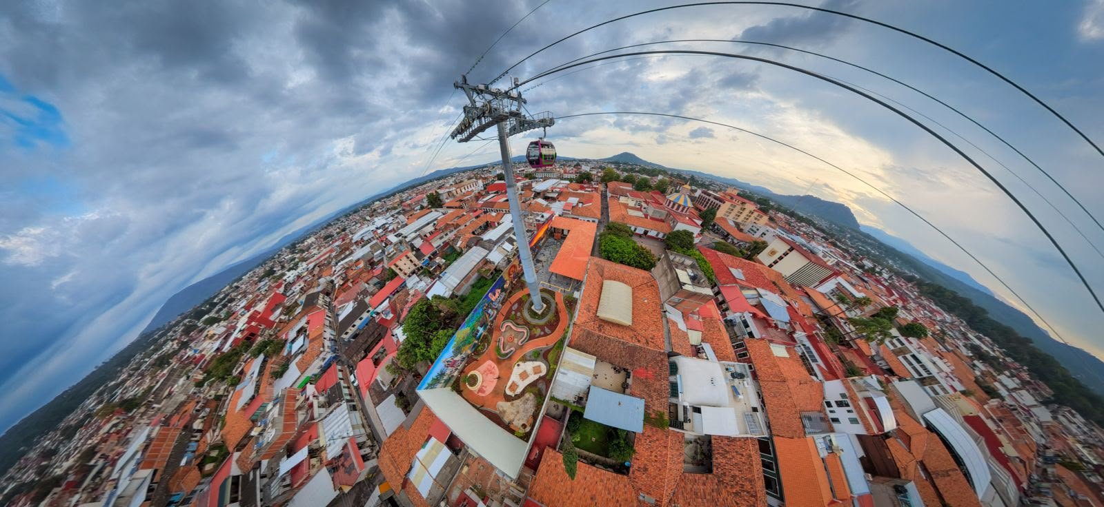 Fachada renovada del Centro Artesanal y Cultural 'Plaza de la Ranita' en Uruapan, con murales coloridos y áreas verdes visibles