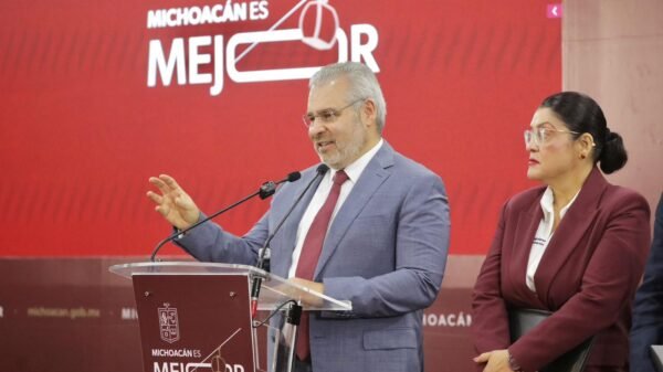 Gobernador Alfredo Ramírez Bedolla presentando cifras de inversión en infraestructura vial y educativa en Morelia, Michoacán