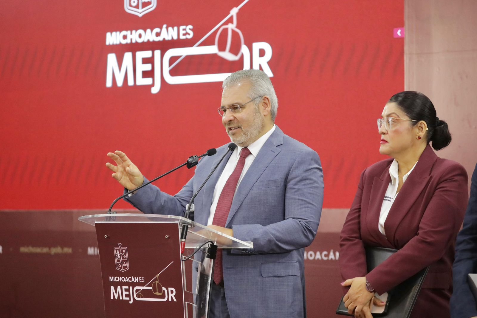 Gobernador Alfredo Ramírez Bedolla presentando cifras de inversión en infraestructura vial y educativa en Morelia, Michoacán