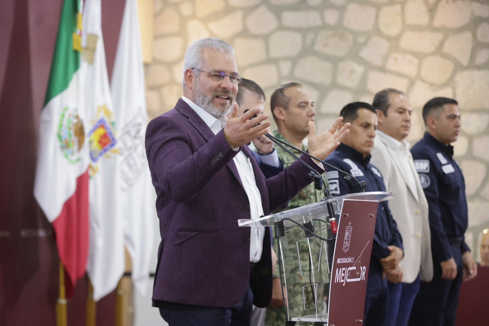 Fotografía institucional de autoridades estatales y federales junto a armas decomisadas en Michoacán, 2025
