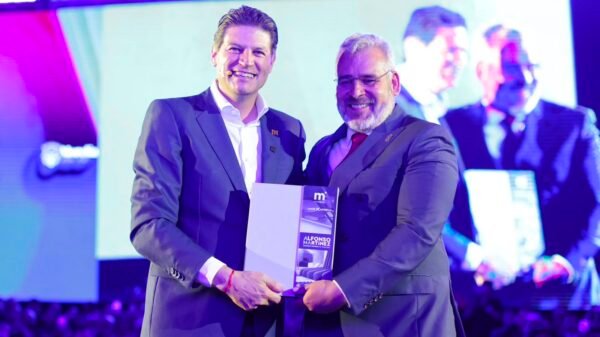 Gobernador Alfredo Ramírez Bedolla y presidente municipal Alfonso Martínez Alcázar durante evento oficial en Morelia con fondo de infraestructura urbana
