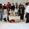 Estudiantes de la UMSNH realizando un recorrido guiado por instalaciones de la Fiscalía General del Estado de Michoacán en Morelia