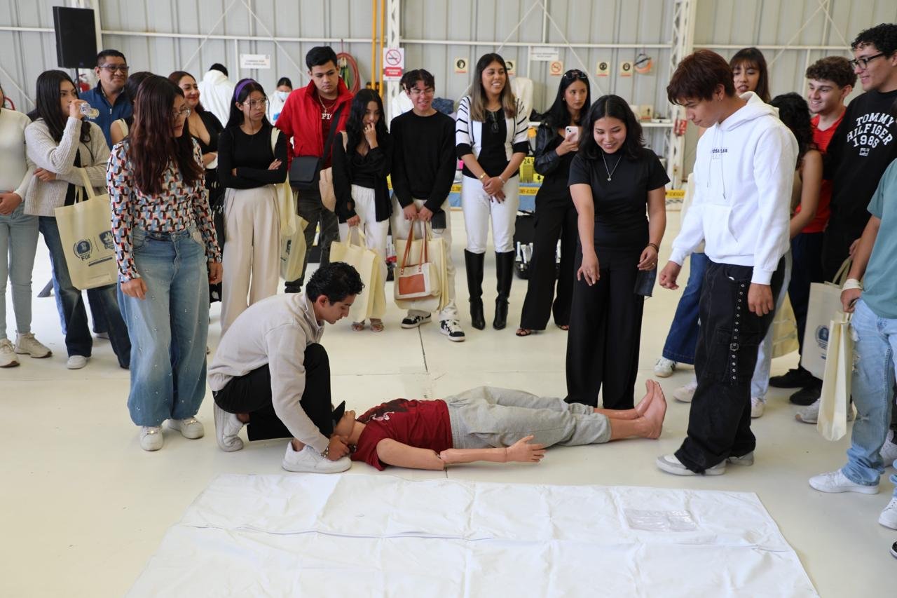 Estudiantes de la UMSNH realizando un recorrido guiado por instalaciones de la Fiscalía General del Estado de Michoacán en Morelia