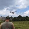 Drone dispersando germoesferas sobre terreno montañoso en el Cerro Somera, Tlalpujahua, Michoacán