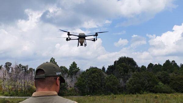 Drone dispersando germoesferas sobre terreno montañoso en el Cerro Somera, Tlalpujahua, Michoacán
