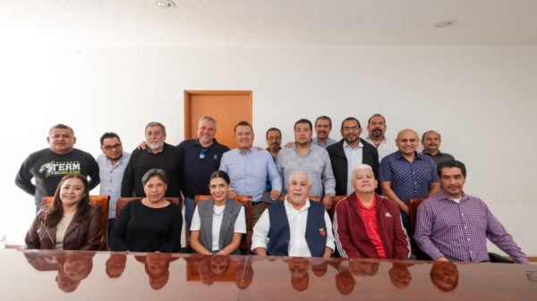Carlos Torres Piña en diálogo con docentes y representantes sindicales de educación media superior en un evento en Morelia, Michoacán