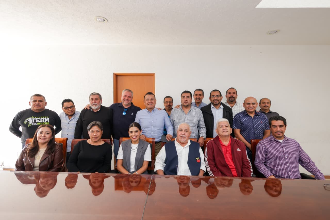 Carlos Torres Piña en diálogo con docentes y representantes sindicales de educación media superior en un evento en Morelia, Michoacán