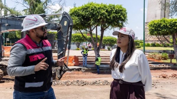 Voluntarios y autoridades plantando árboles nativos en Villas del Pedregal, Morelia, durante la jornada de reforestación urbana del Morebús