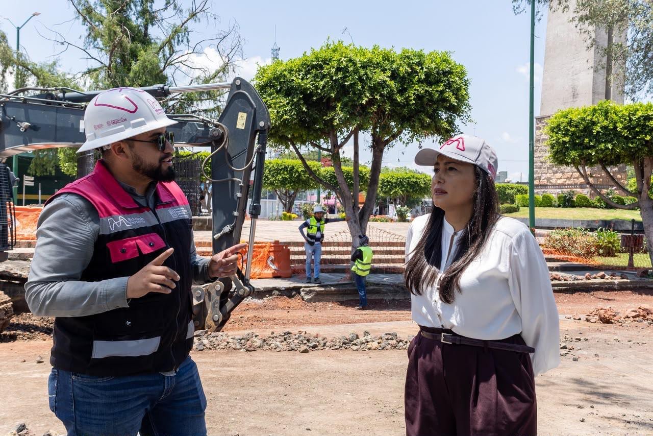 Voluntarios y autoridades plantando árboles nativos en Villas del Pedregal, Morelia, durante la jornada de reforestación urbana del Morebús