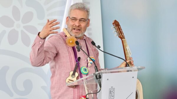 Guitarras artesanales de Paracho apiladas listas para ser distribuidas en escuelas secundarias de Michoacán